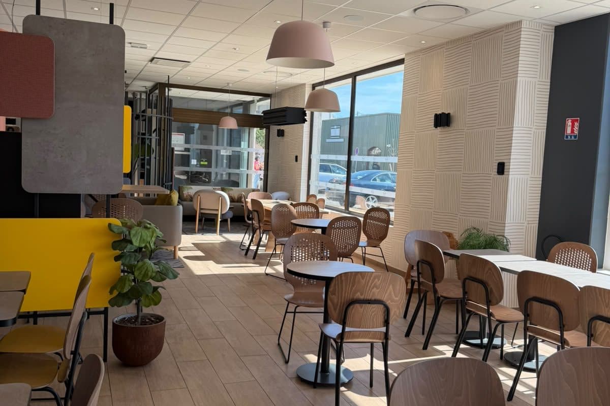Espace petit-déjeuner de l'hôtel B&B Hotels de Nanteuil-lès-Meaux aménagé par NCI : carrelage imitation parquet, peinture et décoration