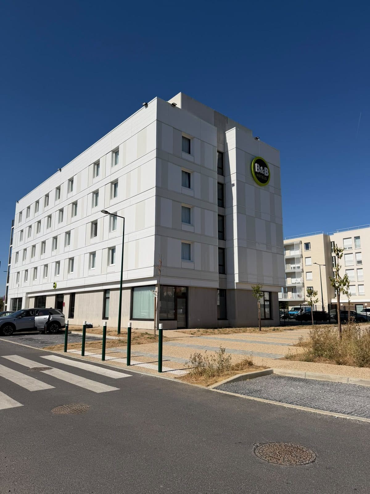 Aménagement intérieur & finitions — Hôtel B&B Hotels — L'hôtel B&B Hotels, côté rue