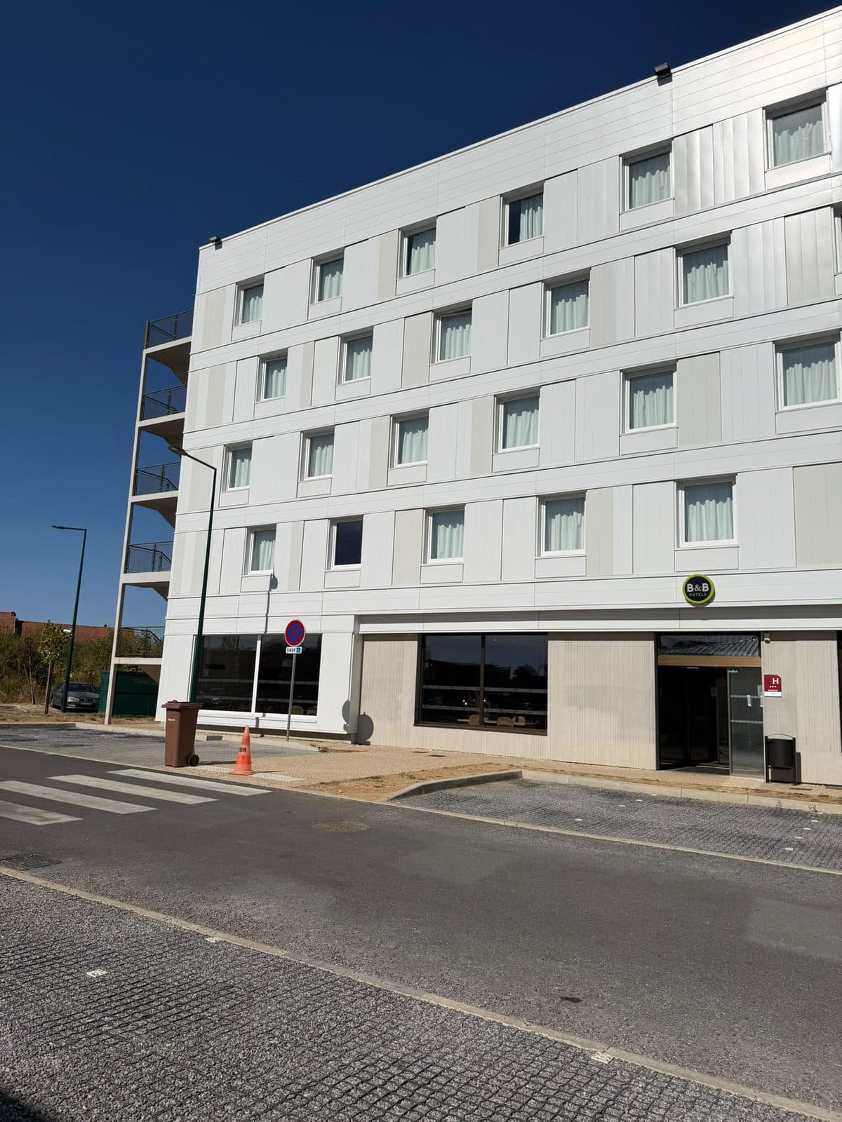 Aménagement intérieur & finitions — Hôtel B&B Hotels — L'hôtel B&B Hotels, façade et entrée principale