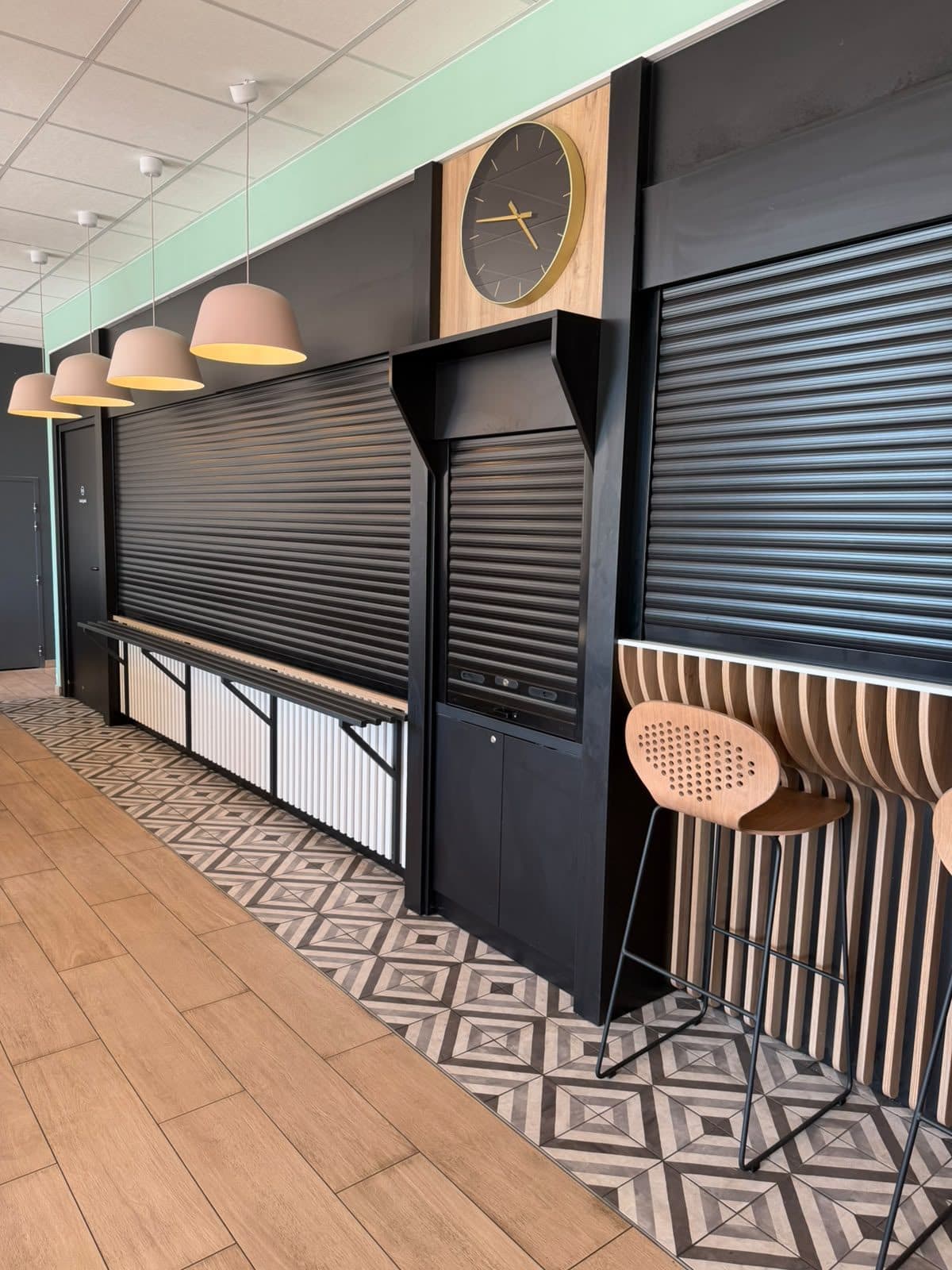 Aménagement intérieur & finitions — Hôtel B&B Hotels — Espace petit-déjeuner — comptoir buffet et carrelage effet carreaux de ciment
