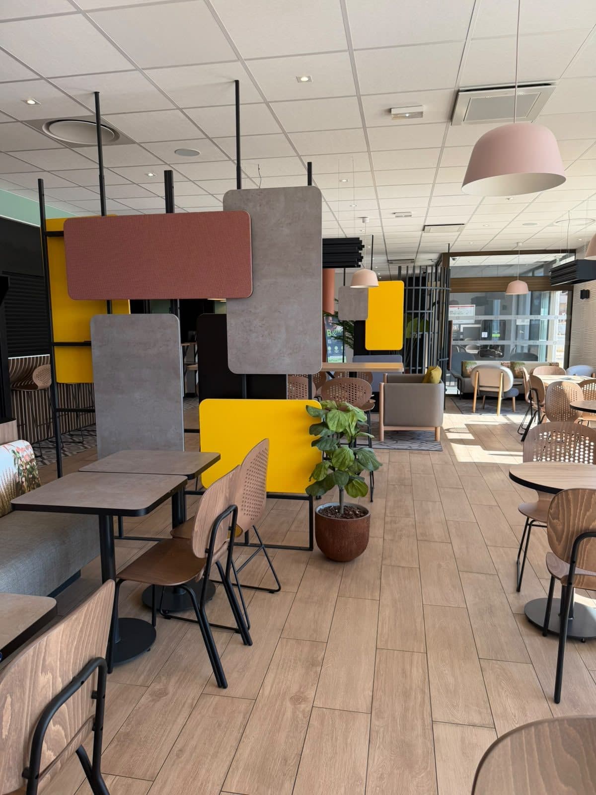 Aménagement intérieur & finitions — Hôtel B&B Hotels — Espace petit-déjeuner — panneaux décoratifs suspendus
