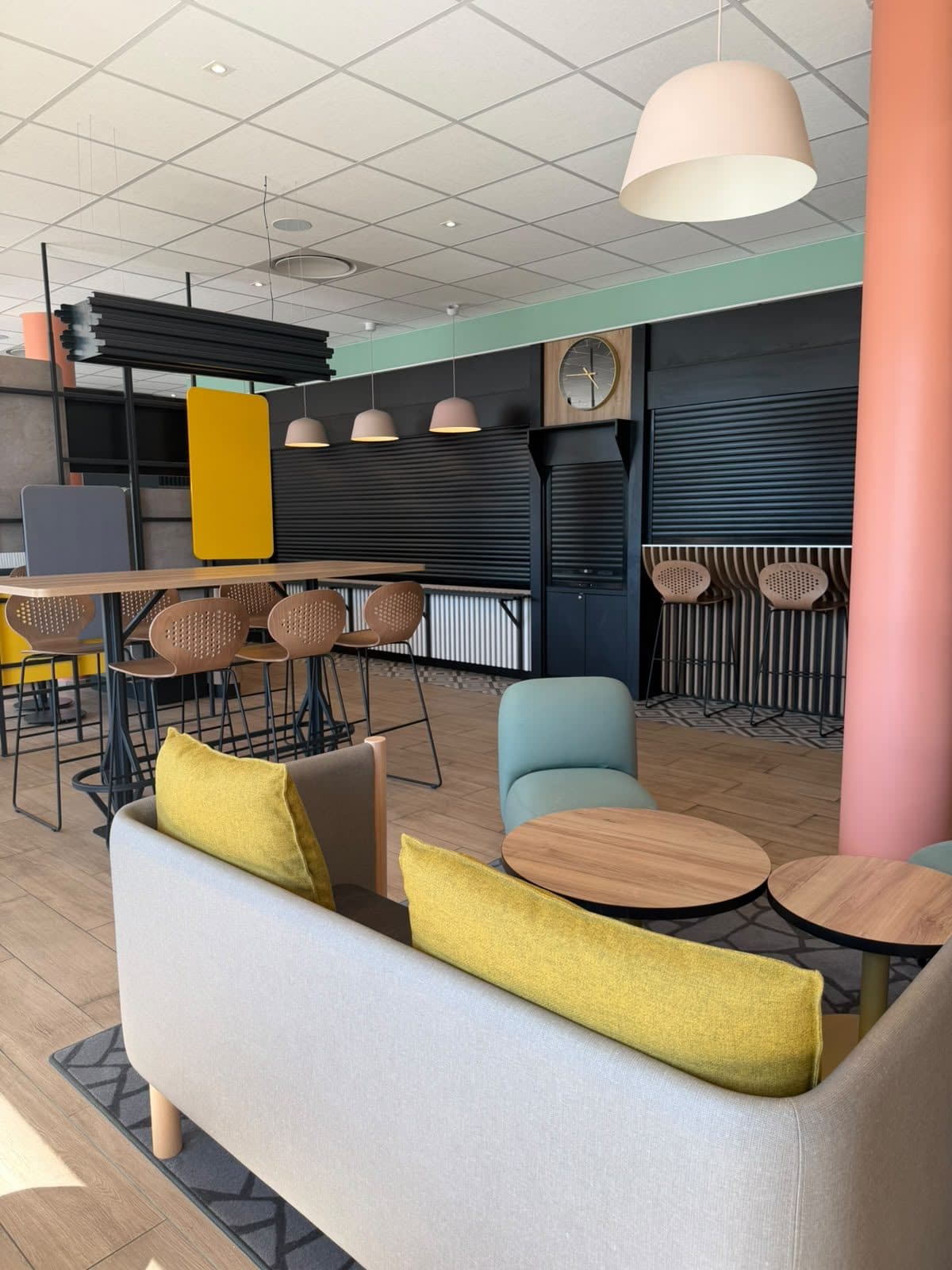 Aménagement intérieur & finitions — Hôtel B&B Hotels — Salon — vue vers l'espace bar et le buffet