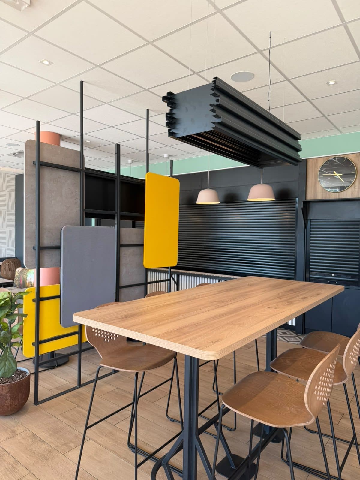 Aménagement intérieur & finitions — Hôtel B&B Hotels — Espace bar — tables hautes et habillages décoratifs