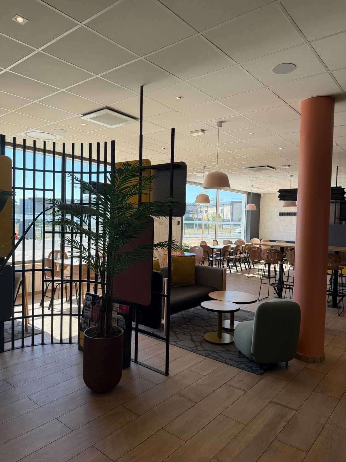 Aménagement intérieur & finitions — Hôtel B&B Hotels — Salon — claustra décorative et colonne mise en peinture