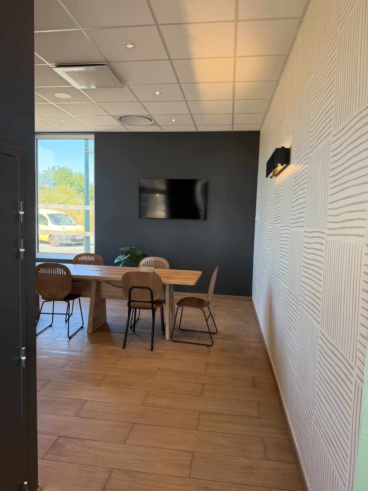 Aménagement intérieur & finitions — Hôtel B&B Hotels — Salle de réunion — mur d'accent anthracite et revêtement mural en relief