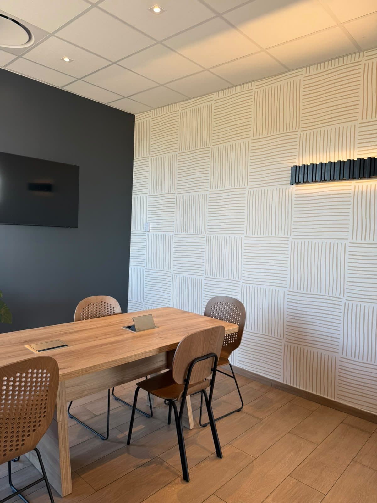 Aménagement intérieur & finitions — Hôtel B&B Hotels — Salle de réunion — panneaux muraux en relief et carrelage imitation parquet