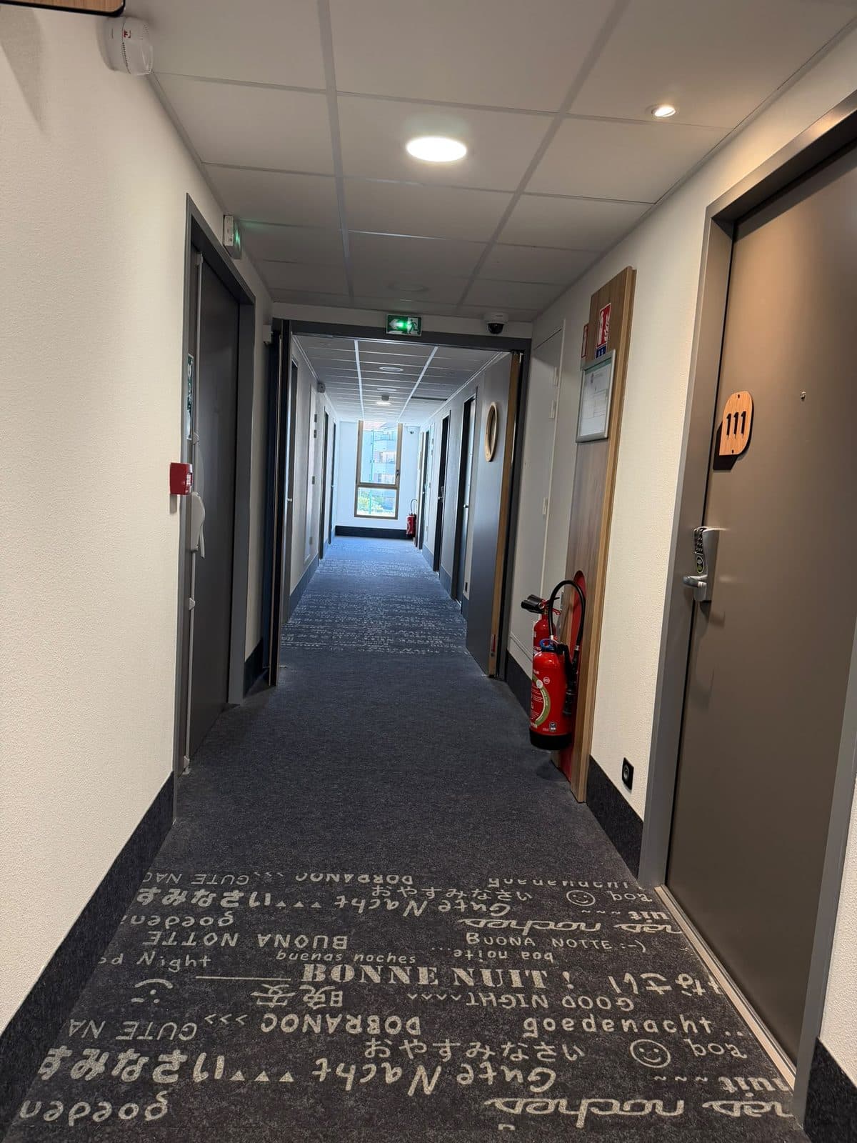 Aménagement intérieur & finitions — Hôtel B&B Hotels — Couloir d'étage — moquette imprimée et murs peints