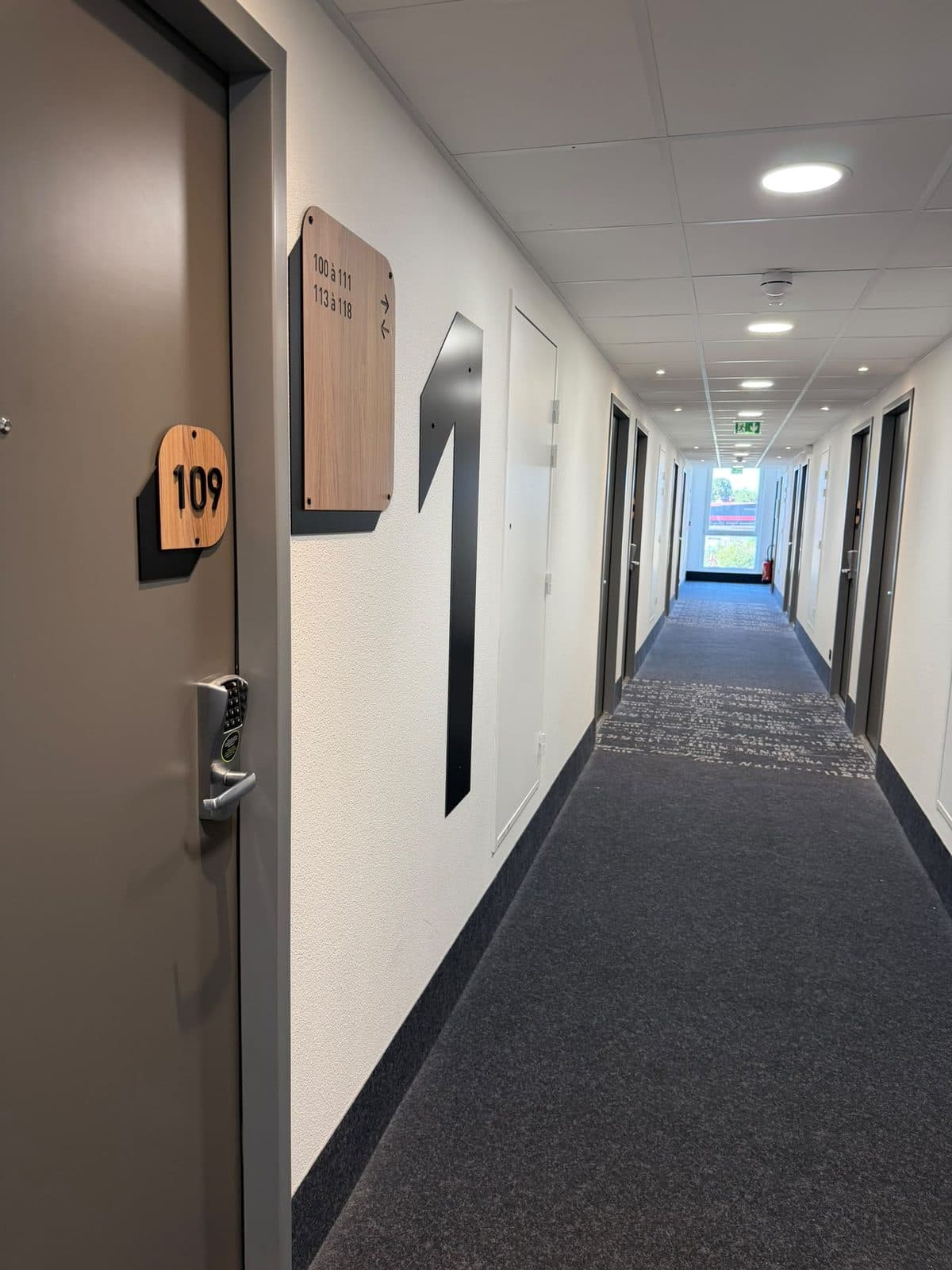 Aménagement intérieur & finitions — Hôtel B&B Hotels — Couloir d'étage — revêtement de sol, peinture et signalétique