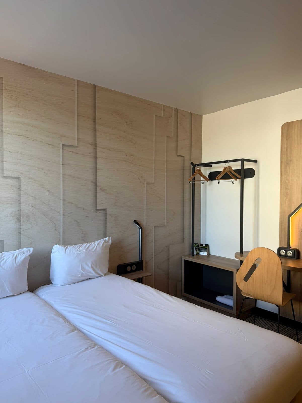 Aménagement intérieur & finitions — Hôtel B&B Hotels — Chambre twin — revêtement mural décoratif effet bois
