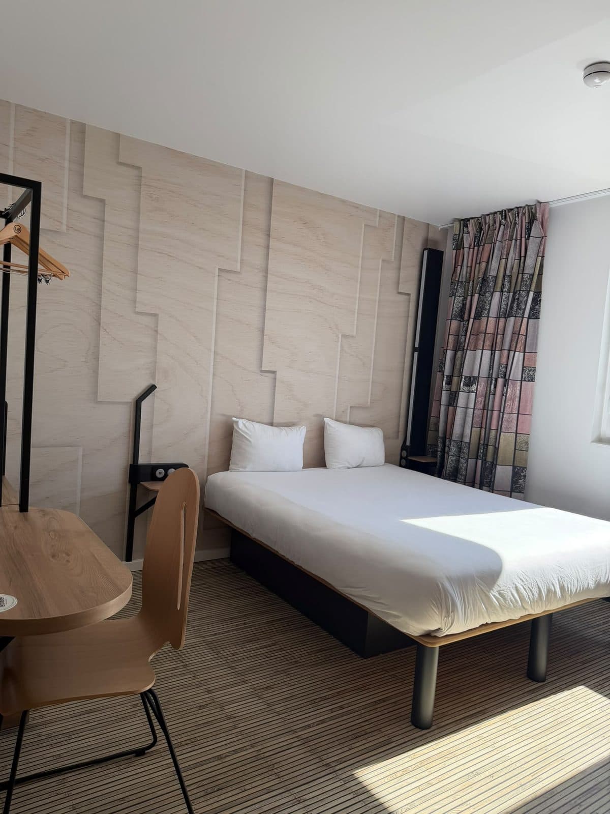 Aménagement intérieur & finitions — Hôtel B&B Hotels — Chambre double — tête de lit effet bois et revêtement de sol souple