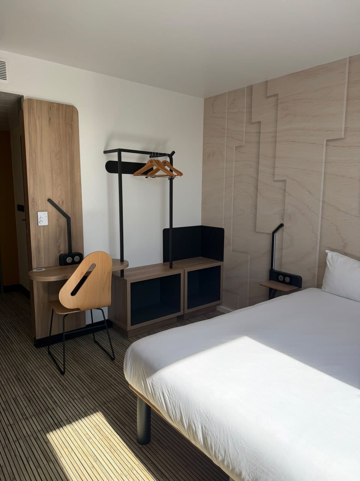 Aménagement intérieur & finitions — Hôtel B&B Hotels — Chambre double — bureau et revêtement mural effet bois