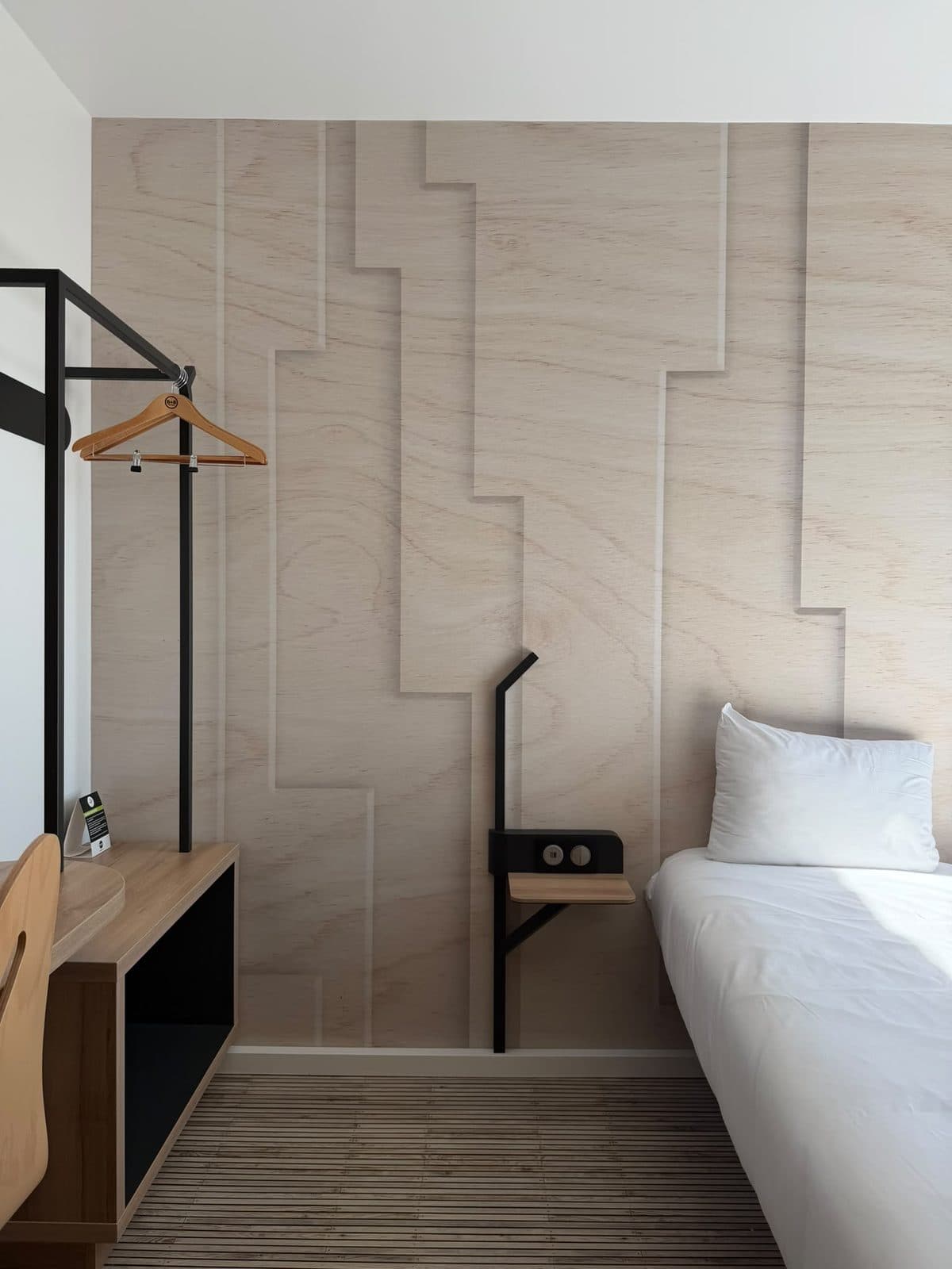 Aménagement intérieur & finitions — Hôtel B&B Hotels — Chambre — tête de lit effet bois et bureau