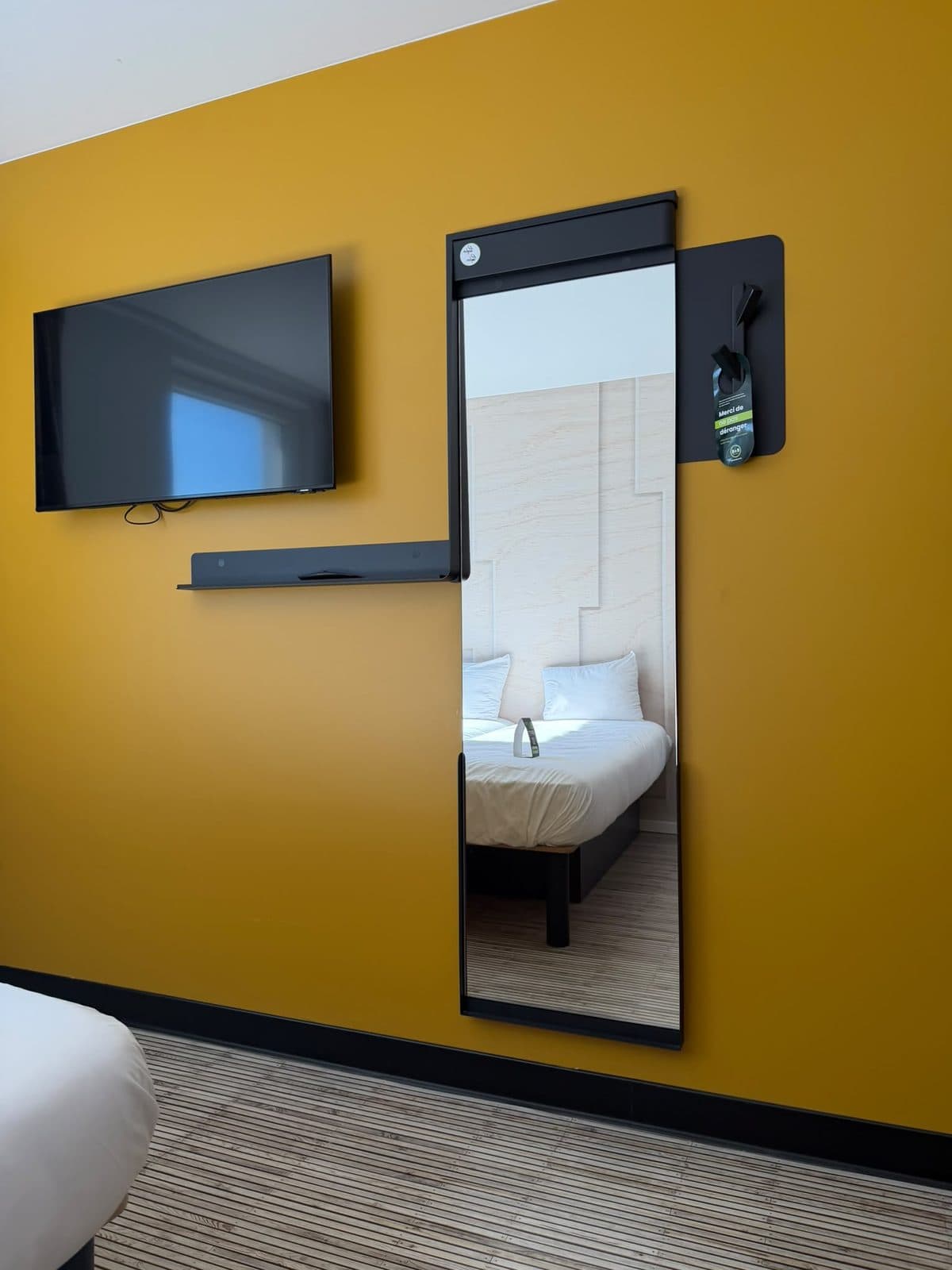Aménagement intérieur & finitions — Hôtel B&B Hotels — Chambre — mise en peinture du mur d'accent ocre