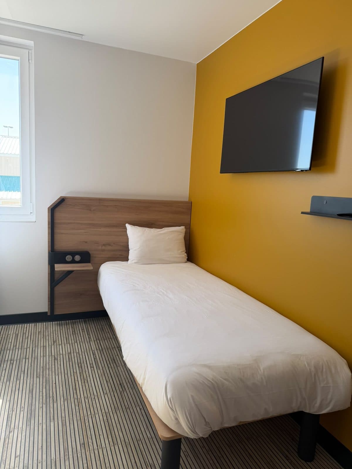 Aménagement intérieur & finitions — Hôtel B&B Hotels — Chambre — lit simple et mur d'accent ocre
