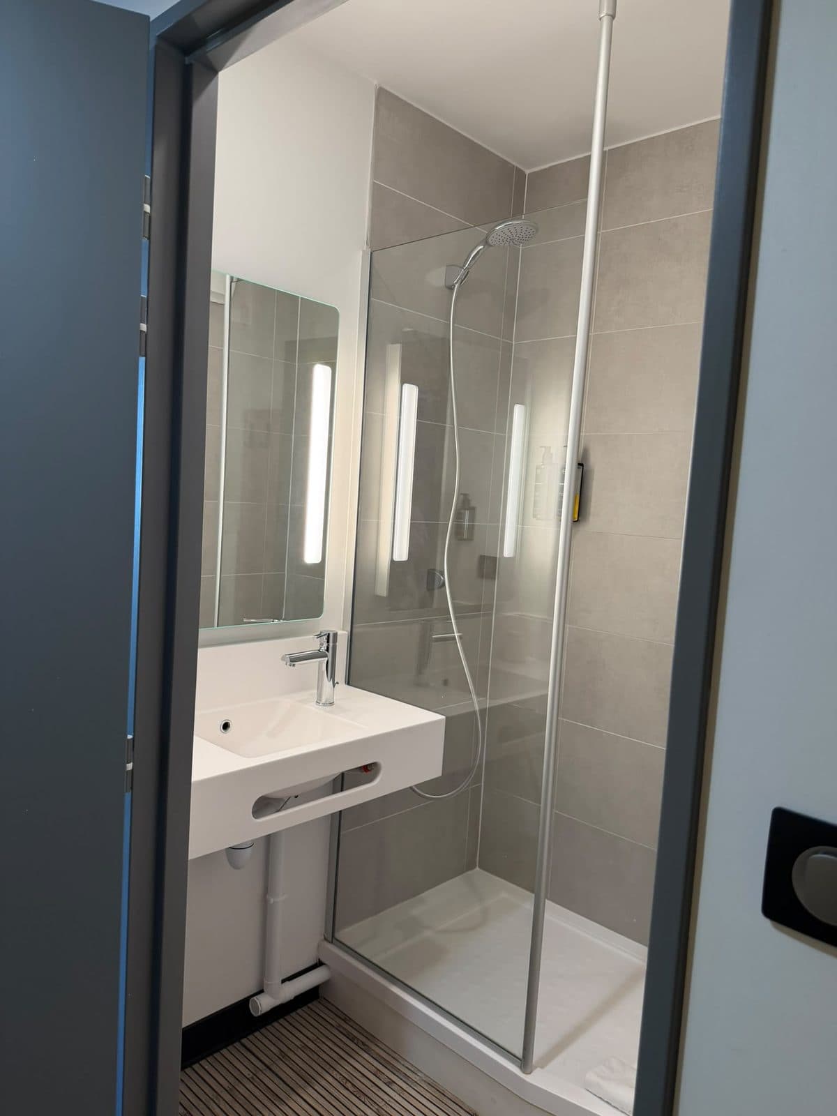 Aménagement intérieur & finitions — Hôtel B&B Hotels — Salle de douche — faïence grand format et paroi vitrée