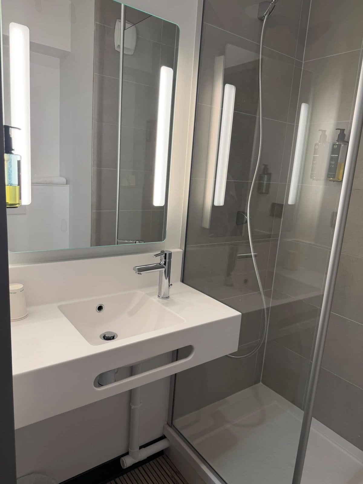 Aménagement intérieur & finitions — Hôtel B&B Hotels — Salle de douche — faïence murale, receveur et plan vasque