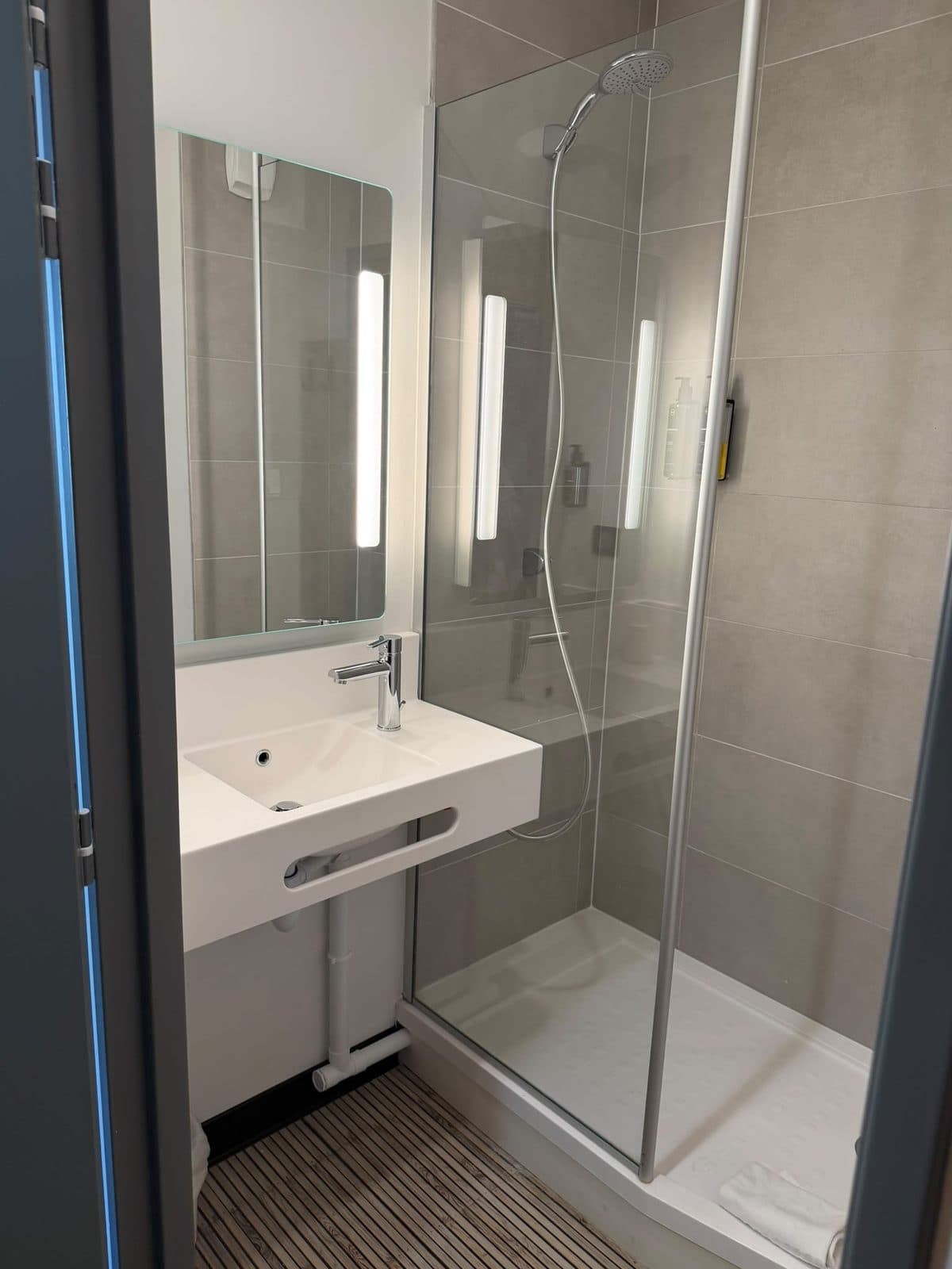 Aménagement intérieur & finitions — Hôtel B&B Hotels — Salle de douche — faïence, paroi vitrée et miroir lumineux