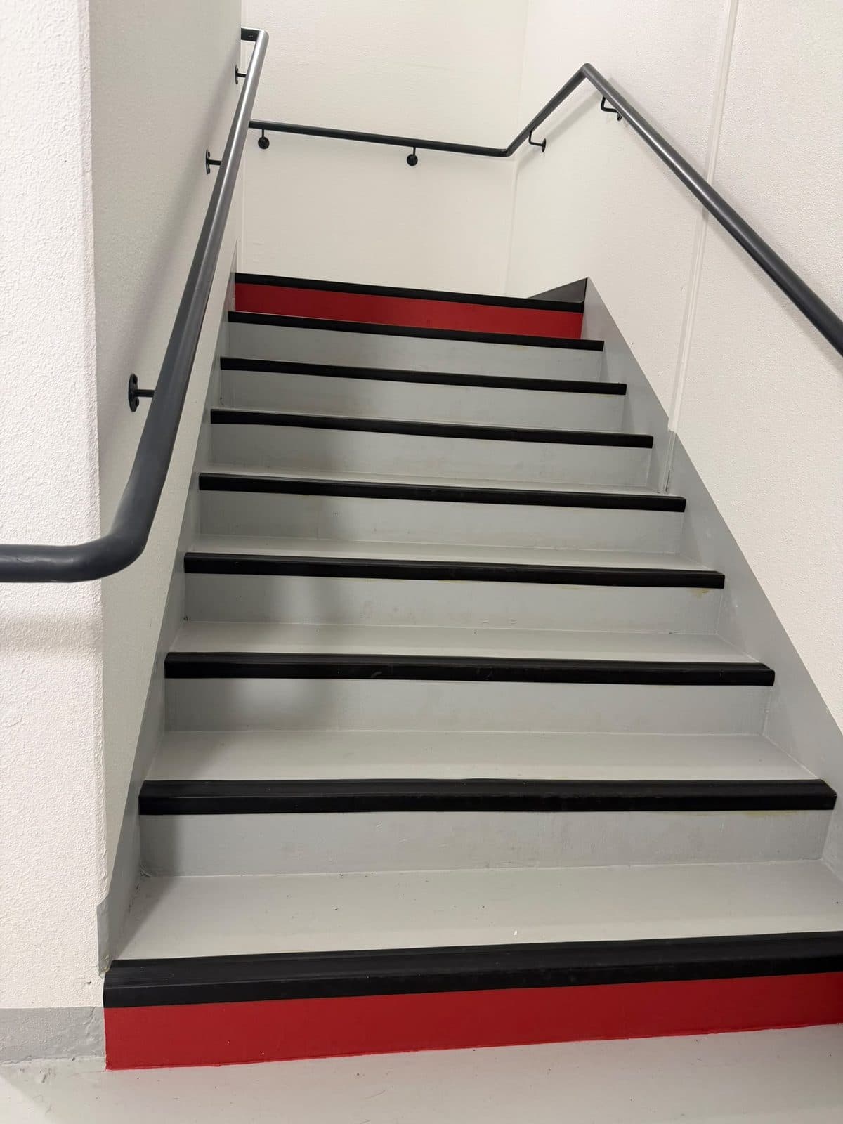 Aménagement intérieur & finitions — Hôtel B&B Hotels — Cage d'escalier — marches peintes et nez de marche contrastés