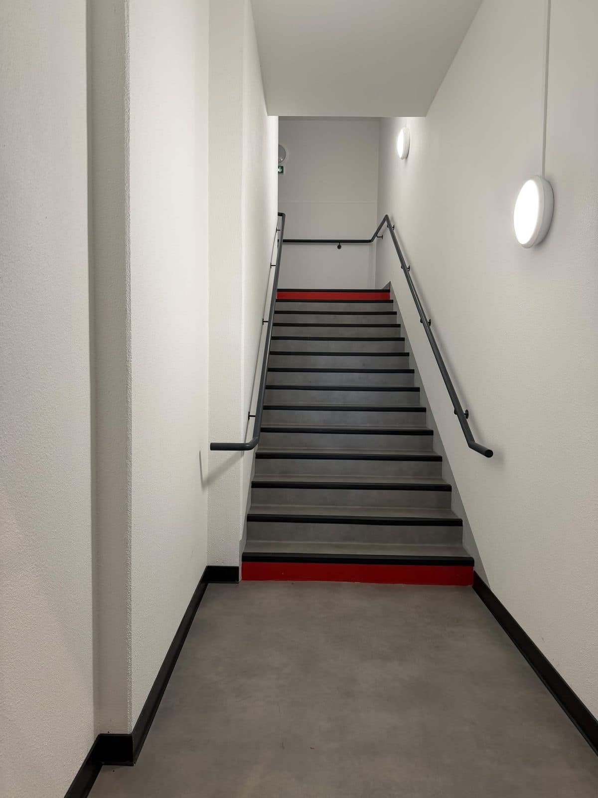 Aménagement intérieur & finitions — Hôtel B&B Hotels — Cage d'escalier — volée droite, marches de départ et d'arrivée contrastées