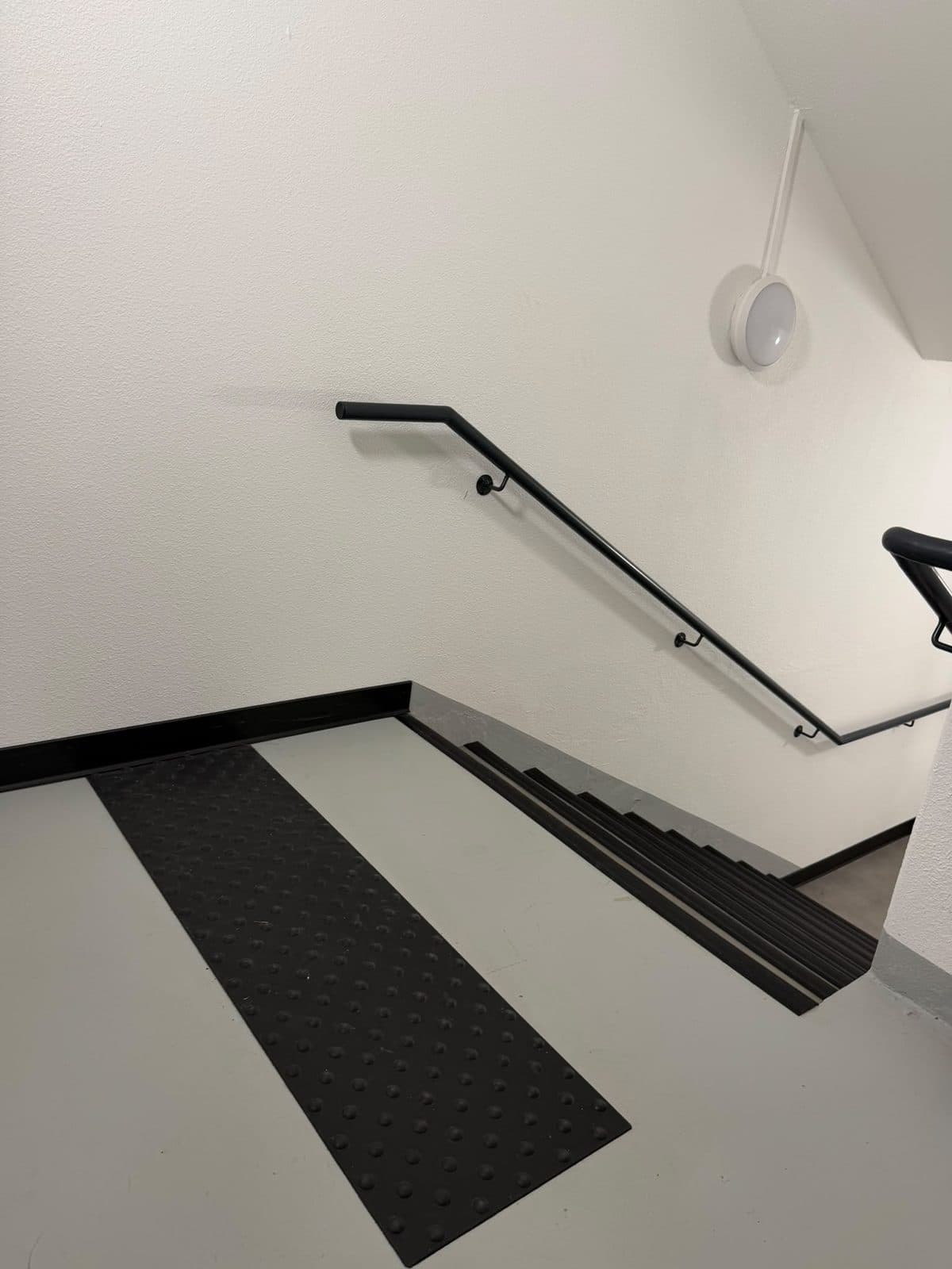 Aménagement intérieur & finitions — Hôtel B&B Hotels — Palier — bande d'éveil de vigilance et nez de marche contrastés