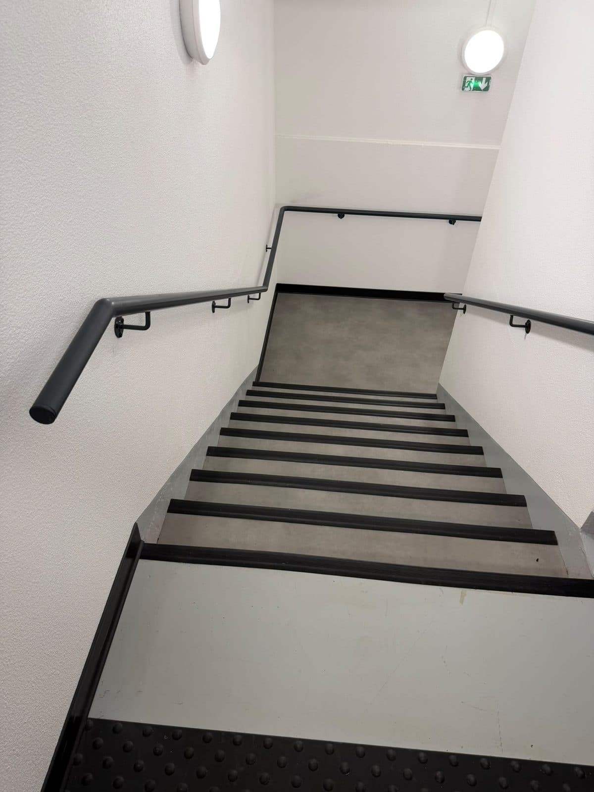 Aménagement intérieur & finitions — Hôtel B&B Hotels — Cage d'escalier — vue depuis le palier supérieur