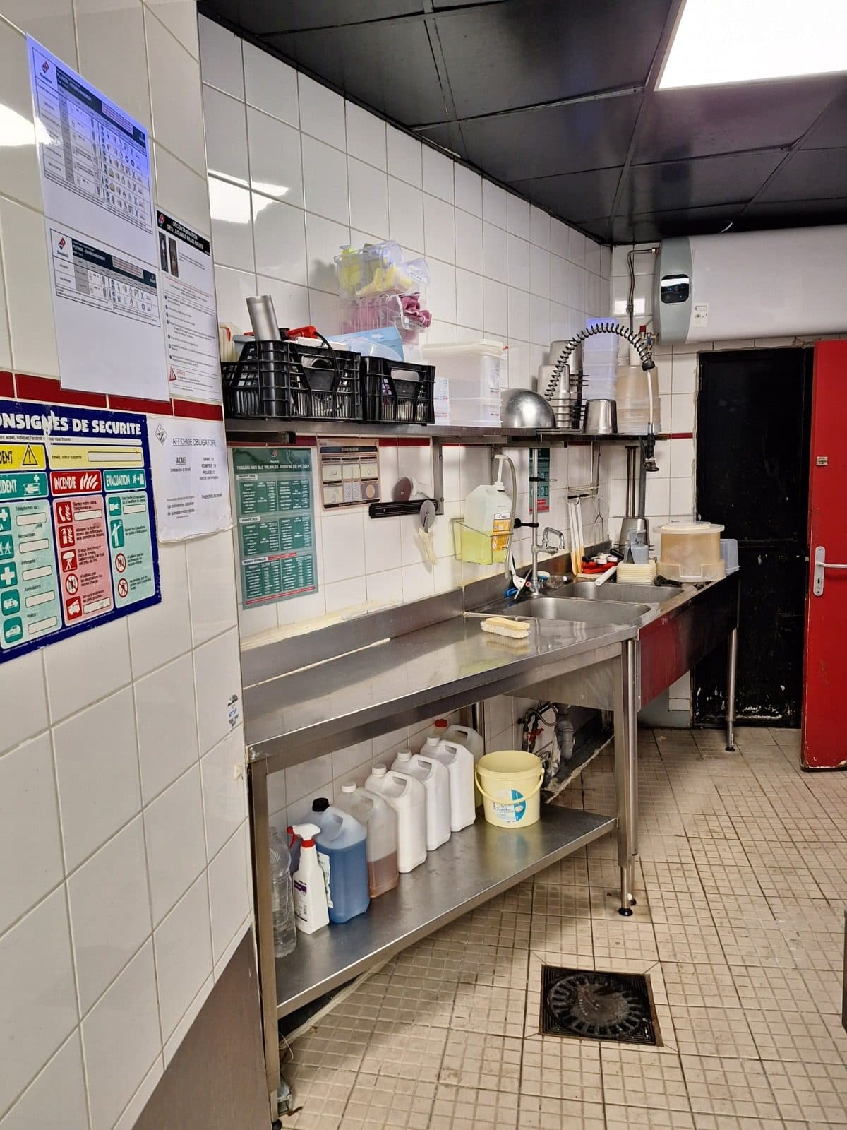 Aménagement & reprise en sous-œuvre — Restaurant Domino's Pizza — Avant — l'ancienne plonge