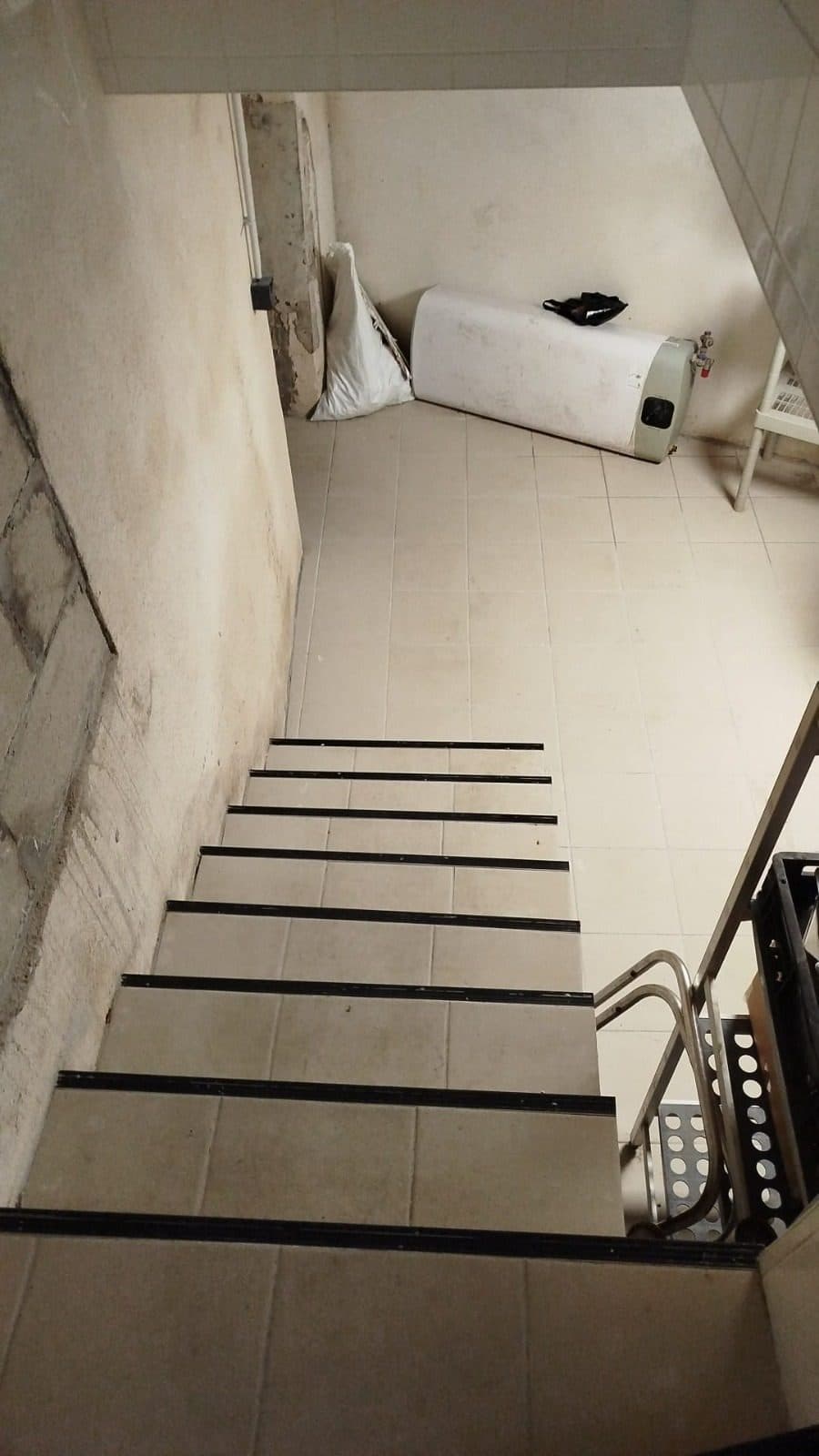 Aménagement & reprise en sous-œuvre — Restaurant Domino's Pizza — Après — escalier béton armé reliant le sous-sol au RDC