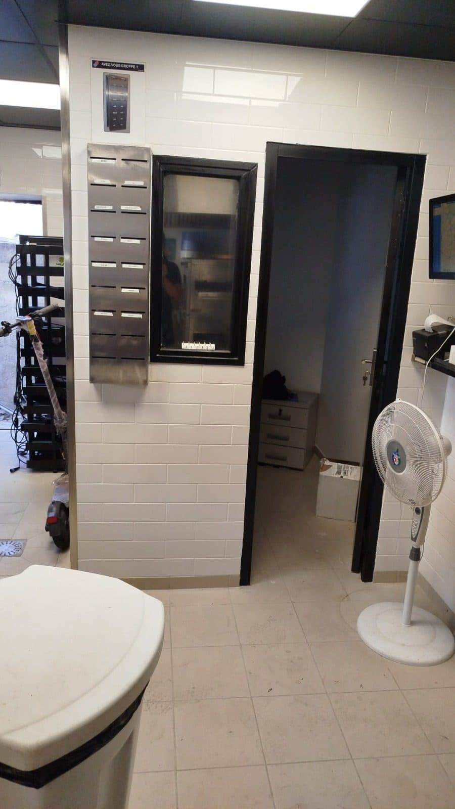 Aménagement & reprise en sous-œuvre — Restaurant Domino's Pizza — Après — nouveau bureau d'exploitation avec baie vitrée