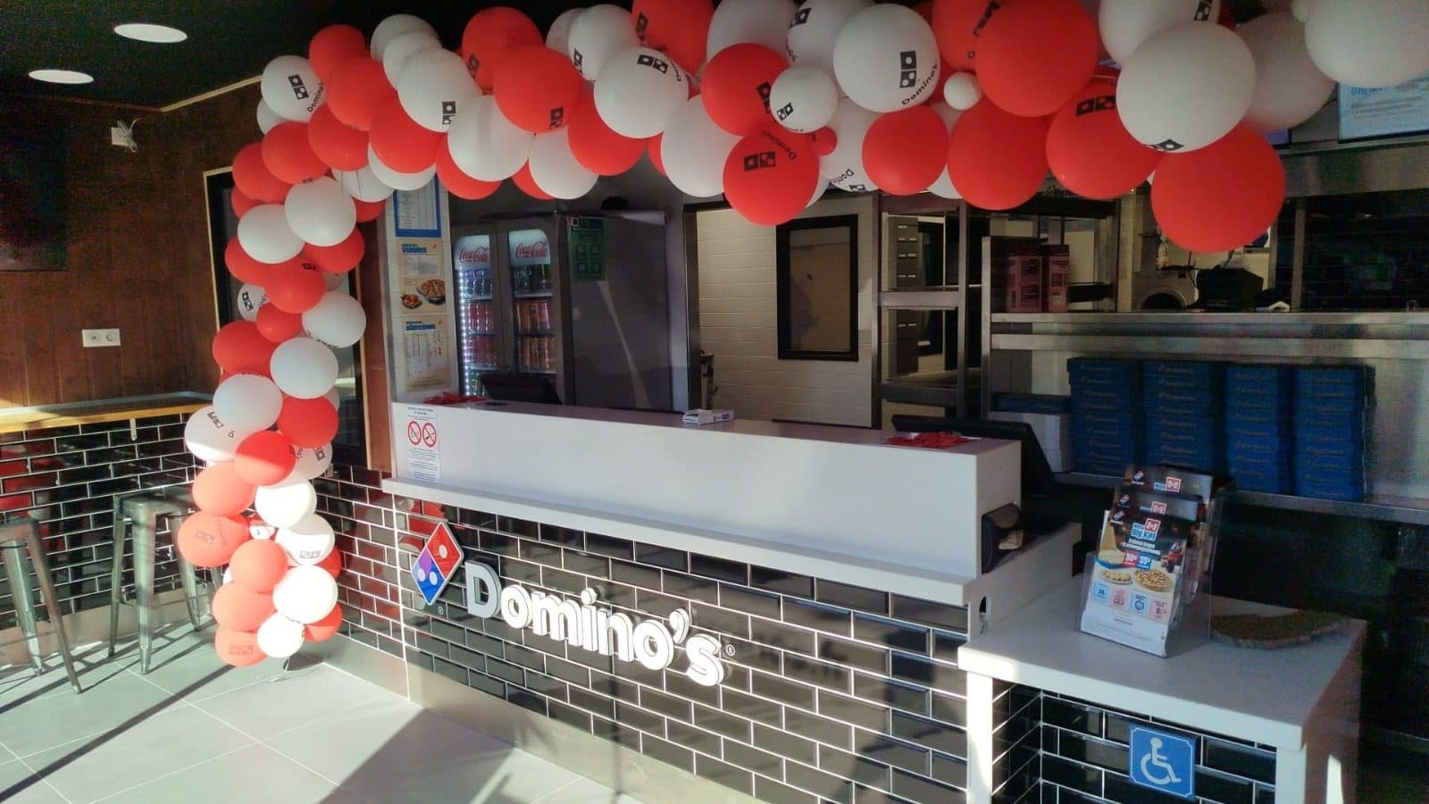 Comptoir d'accueil du restaurant Domino's Pizza d'Aulnay-sous-Bois livré par NCI, prêt pour l'ouverture